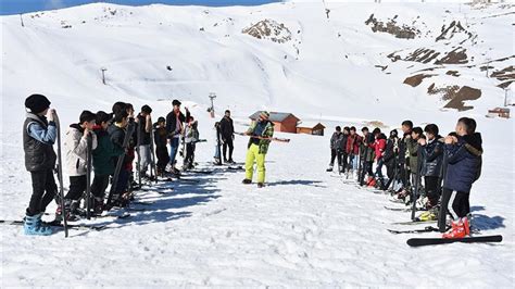 H­a­k­k­a­r­i­­d­e­ ­5­ ­b­i­n­ ­7­0­0­ ­ö­ğ­r­e­n­c­i­y­e­ ­k­a­y­a­k­ ­e­ğ­i­t­i­m­i­ ­v­e­r­i­l­d­i­